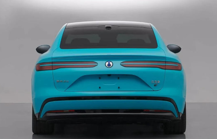 轴距3米多，易三方系统，双段式尾灯，造型前卫，这你喜欢吗？